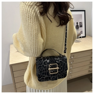Détail du sac vintage à motif léopard avec boucle dorée et texture en cuir PU de qualité