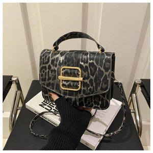 Détail d'un sac bandoulière léopard avec fermoir doré et bandoulière élégante