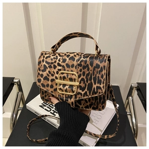 Vue détaillée d'un sac léopard avec boucle dorée et bandoulière assortie élégante