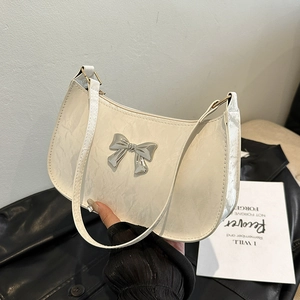 Borsa sottobraccio bianco crema con fiocco a farfalla argento e trama effetto marmo