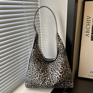 Grande borsa tote leopardata moderna con silhouette hobo minimalista in tonalità grigie
