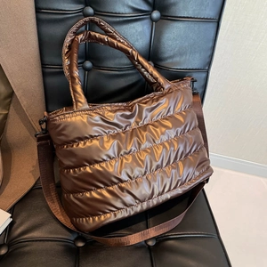Sac fourre-tout matelassé or café avec fini métallisé et bandoulière réglable