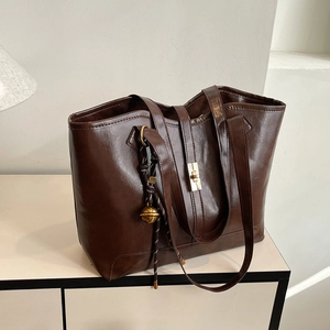 Sac Fourre-tout Vintage en Cuir PU pour Femmes Grande Capacité Sac à Épaule Avec Boucle Métallique et Pendentif Mode