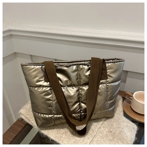 Détails du sac cabas matelassé métallisé avec poignées en sangle marron foncé