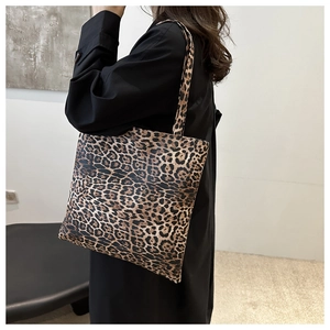 Détail d'un grand sac cabas léopard porté par un mannequin en tissu toile