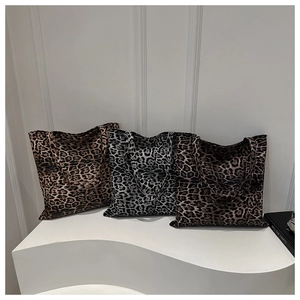 Comparaison détaillée de sacs cabas léopard en tons marron, gris argenté et café foncé