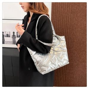 Borsa tote trapuntata argento con finitura metallica di grande capacità indossata da una modella