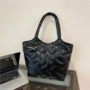 Borsa tote nera lucida trapuntata con cuciture a diamante per il pendolarismo chic