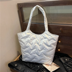Borsa tote trapuntata lucida bianco iridescente, borsa a spalla capiente e alla moda