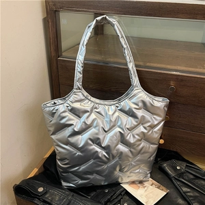 Borsa tote trapuntata argento lucido da donna con grande capacità e stile moderno