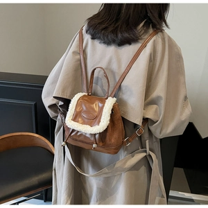Mini sac à dos marron en daim avec bordure en fausse fourrure blanche et embossage