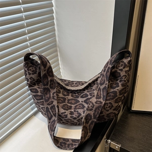 Grande borsa hobo leopardata con tracolla larga per un look casual ed elegante