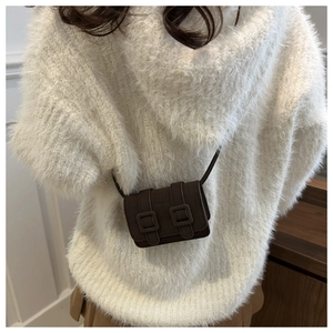 Detail van een vintage donkerbruine mini vierkante crossbody tas met dubbele vierkante gespen