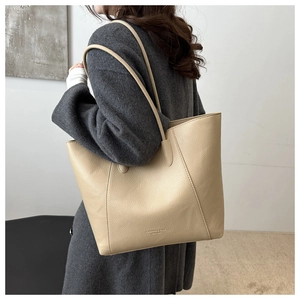 Grand sac cabas beige en similicuir avec texture grainée et longues anses souples