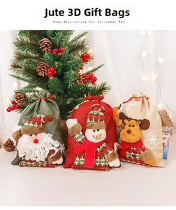 Dettaglio di sacchetti regalo di Natale in juta con figure 3D di Babbo Natale e renne