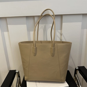 Grand sac cabas minimaliste en cuir beige avec texture grainée douce et style chic