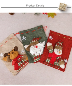 Dettaglio sacchetti regalo di Natale con coulisse e bambole 3D renna, Babbo Natale e pupazzo