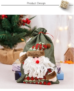 Dettaglio del sacchetto regalo natalizio in juta con Babbo Natale 3D e chiusura a cordoncino