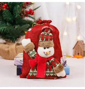 Dettaglio del sacchetto regalo di Natale in juta rossa con pupazzo di neve 3D e ricami bianchi