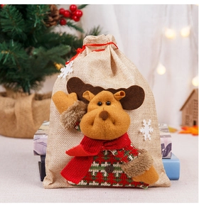 Dettaglio del sacchetto regalo di Natale in iuta con decorazione di renna in 3D