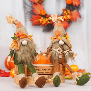 Lot de nains de jardin d'automne avec feuilles d'érable sur une caisse en bois