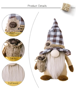 Détails du gnome de café montrant le chapeau à carreaux et le petit sac de grains de café