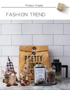 Détail de poupées nains de café en peluche avec chapeaux à carreaux et grains de café