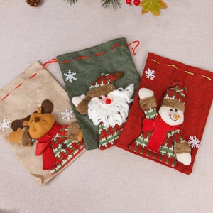 Sacchetti regalo di Natale con coulisse e decorazioni in peluche di Babbo e renna