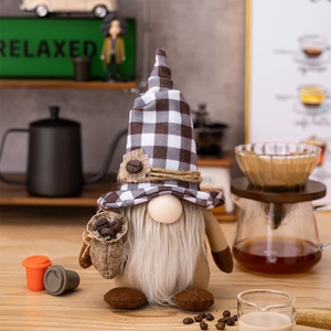 Gnome de café avec chapeau à carreaux et sac de grains dans un décor chaleureux