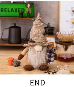 Détail d'un gnome de café avec chapeau en toile, sac de grains et mini tasses