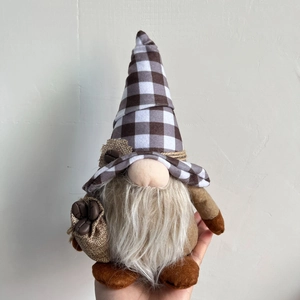 Détail d'un gnome à café montrant le chapeau à carreaux et le mini sac de grains