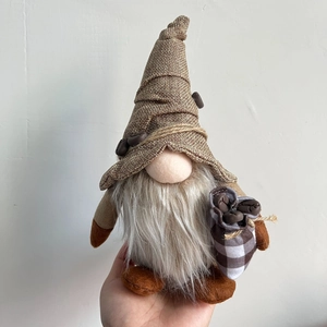 Détail d'un gnome café avec chapeau en toile, grains de café et barbe en peluche