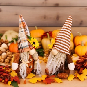 Paar Herbst-Gnome Plüschfiguren mit Sonnenblumen und Kürbissen für die Erntedankfest-Dekoration
