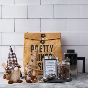 Gnomes décoratifs thème café avec chapeau à carreaux et sac en toile de jute