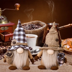 Paire de nains de café avec chapeaux à carreaux et grains de café sur une table en bois