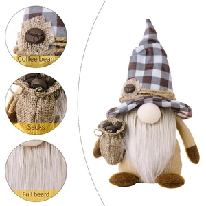 Gnome à café fait main avec chapeau à carreaux, barbe blanche et détails de grains de café