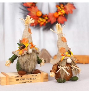 Détails de gnomes d'automne avec texture de toile de jute et accents de paille