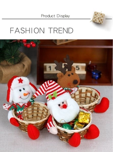 Detalle de cestas navideñas con figuras de peluche de Papá Noel, Muñeco de nieve y Reno