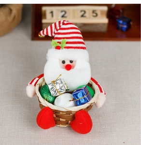 Detalle de una cesta de caramelos de Papá Noel de peluche con textura tejida y adornos