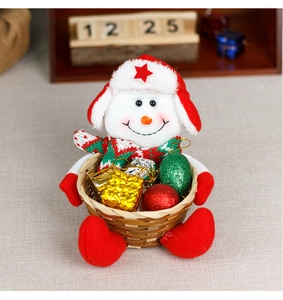 Detalle de cesta de mimbre de muñeco de nieve navideño con adornos y peluche festivo