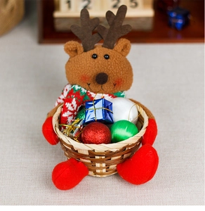 Detalle de peluche de reno navideño con una cesta de almacenamiento de bambú tejida