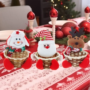 Detalle de tres cestas de caramelos navideños con Papá Noel, muñeco de nieve y reno