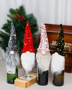 Detailansicht der Pailletten-Weihnachtszwerg-Weinflaschenhüllen in vier festlichen Farben