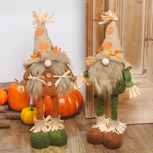 Gnomes de récolte d'automne avec feuille d'érable sur fond de décor rustique bois