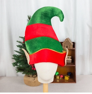 Détail du chapeau d'elfe rayé rouge et vert avec oreilles pointues et bord doré