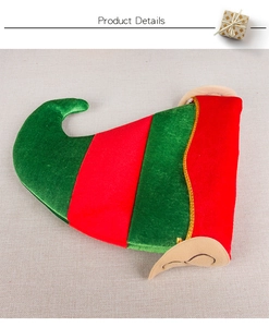 Détail du chapeau d'elfe de Noël en velours avec rayures rouges et vertes et oreilles