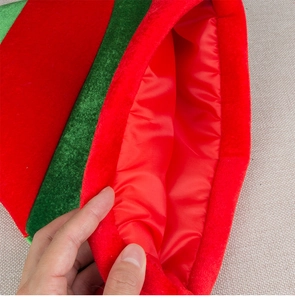Détail du chapeau d'elfe de Noël aux rayures rouges et vertes avec doublure en soie douce