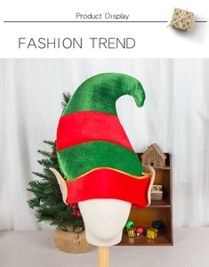 Détail du chapeau d'elfe de Noël en velours rouge et vert avec oreilles pointues et bord doré