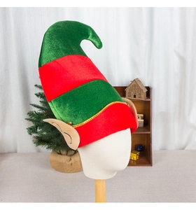 Détail du chapeau d'elfe rayé rouge et vert avec oreilles pointues et bordure dorée