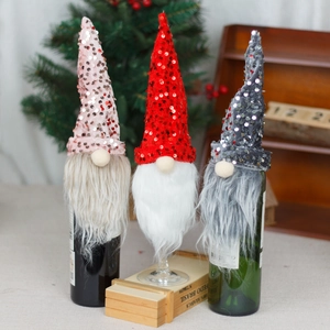 Drei Pailletten-Weihnachtszwerge Flaschenhüllen in Rosa, Rot und Grau mit Kunstfellbärten